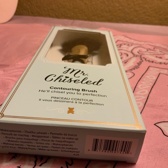 👸🏼Too Faced ✨NEW Mr. Chiseled Contouring Brush - Picture 5 of 5